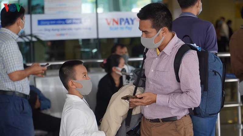 Các du khách từ nước ngoài về cũng chủ động đeo khẩu trang nhằm phòng tránh lây nhiễm.