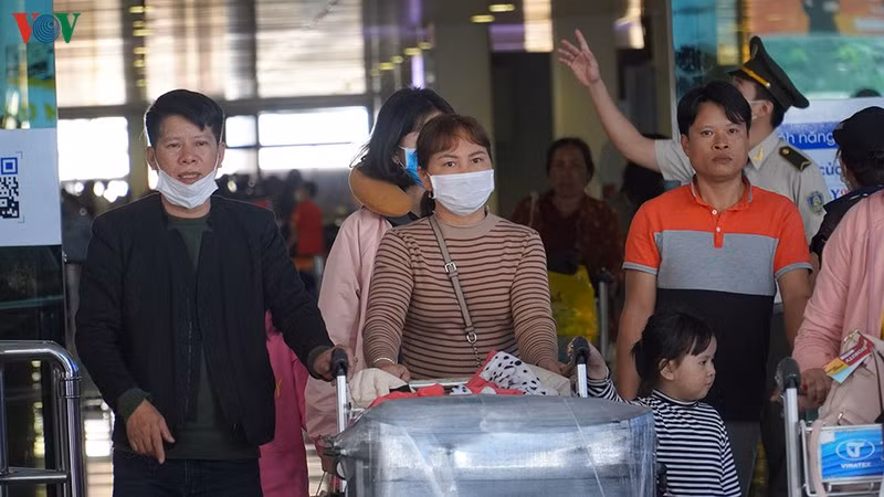 Tuy nhiên, cũng có một số ít hành khách chưa trang bị khẩu trang cho chính mình.