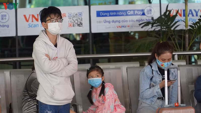 Hầu hết, các hành khách tại sân bay đều chủ động đeo khẩu trang cho chính mình và người thân.