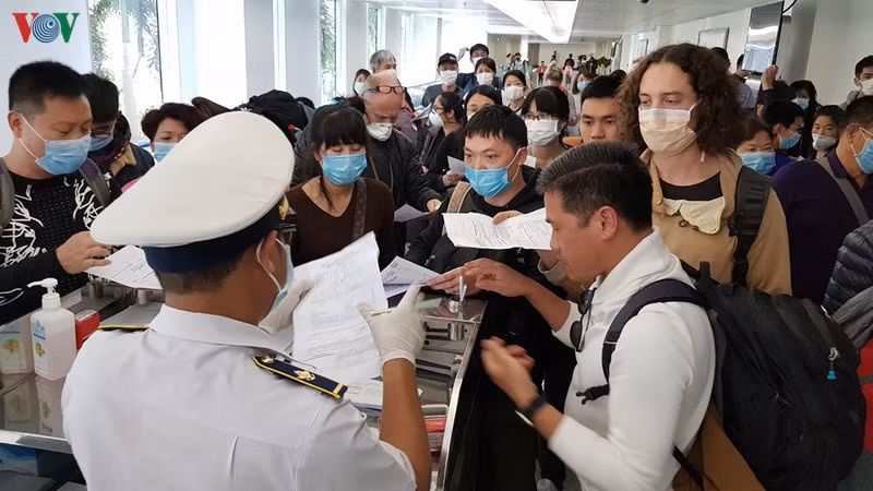 Để thuận tiện cho việc lưu giữ dữ liệu, tất cả các hành khách trước khi nhập cảnh đều được nhân viên của Trung tâm kiểm dịch y tế quốc tế tại TPHCM lấy lời khai như thông tin cá nhân, số điện thoại liên lạc, tình trạng sức khoẻ,...