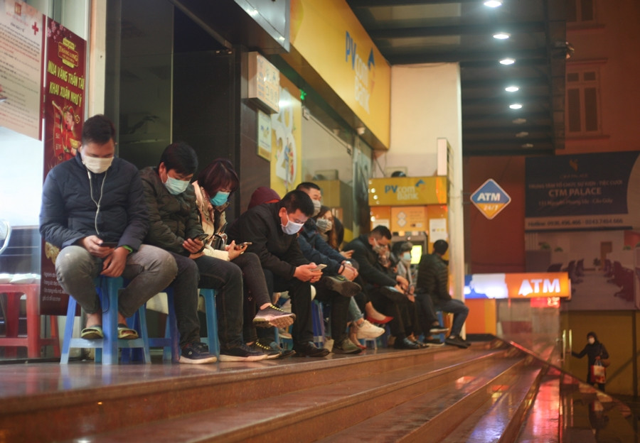 Ghi nhận của PV Kiến Thức, từ sáng sớm ngày 3/2/2020 (ngày mùng 10 tháng Giêng Âm lịch), nhiều người đã đến ngồi xếp hàng trước một cửa hàng vàng nằm trên đường Cầu Giấy (Hà Nội) để chờ đợi đến lượt mua vàng trong ngày vía Thần Tài.