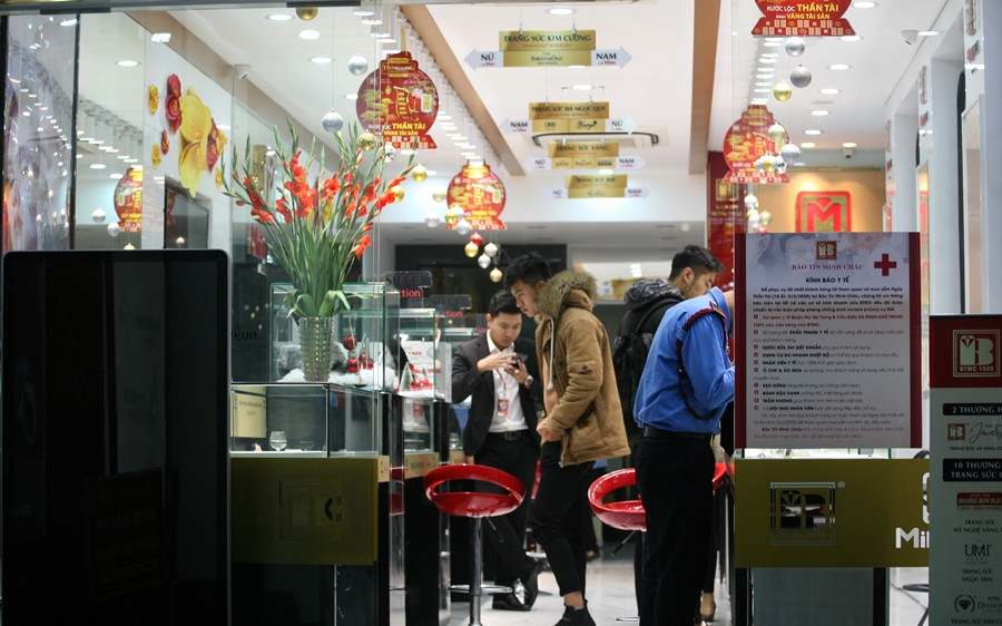 Theo quan niệm xưa, Thần Tài là vị thần mang ý nghĩa tâm linh mang tài lộc cho mỗi gia đình. Nên ngày vía Thần Tài nếu đi mua vàng thì sẽ gặp may mắn, tài lộc sung túc suốt cả năm. Đặc biệt với những ai làm trong lĩnh vực kinh doanh thì việc cúng Thần Tài đã trở nên quan trọng trong cuộc sống.