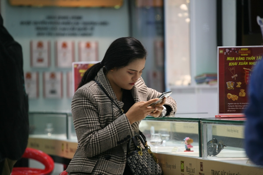 Chưa đến giờ bán hàng, sợ khách chờ phía ngoài gặp mưa, lạnh nên một cửa hàng vàng khác trên đường Cầu Giấy đã mời khách vào bên trong ngồi chờ.