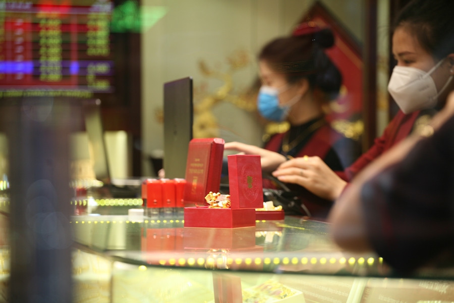 Trong khi, bên trong các nhân viên bán hàng của tiệm vàng khẩn trương sắp xếp lại các sản phẩm vàng chuẩn bị bán cho khách.