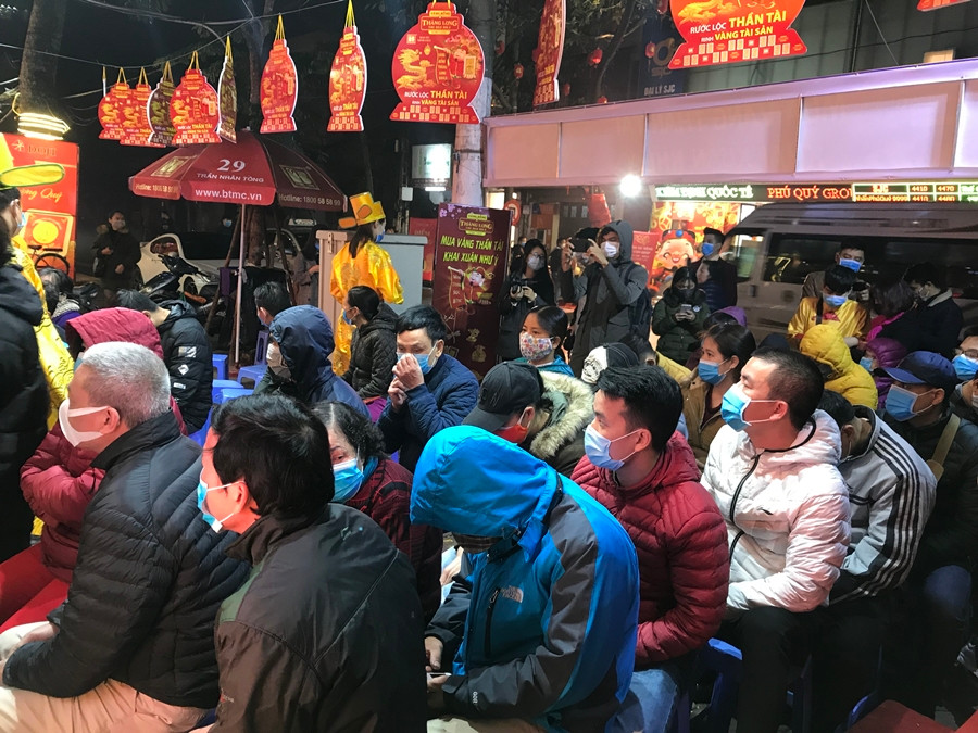 Trong khi đó, tại "con phố vàng" trên đường Trần Nhân Tông (Hà Nội), người dân ngồi xếp hàng chờ đợi mua vàng ngày vía Thần Tài rất đông. "Sợ năm nay cũng đông nên tôi đến đây xếp hàng từ 3h sáng để mua vàng. Tôi chỉ mua 1 chỉ để lấy may cho năm nay", ông Cao Văn Hảo (Hà Nội) chia sẻ.