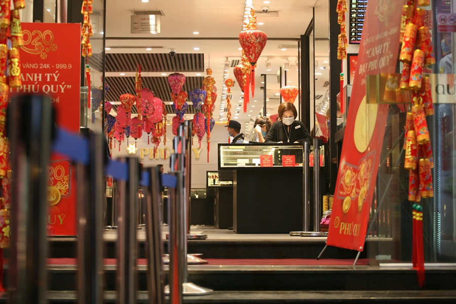 Cũng tại một tiệm vàng khác trên đường Trần Nhân Tông, thảm đỏ, hàng rào an ninh được bố trí, sẵn sàng chào đón khách đến mua vàng ngày vía Thần Tài.