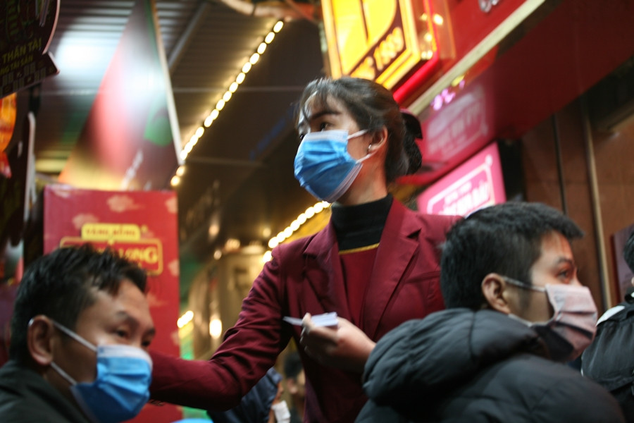 Ngoài việc phát khẩu trang, các nhân viên tiệm vàng còn chia số theo thứ tự xếp hàng cho khách để tránh tình trạng chen lấn lộn xộn.