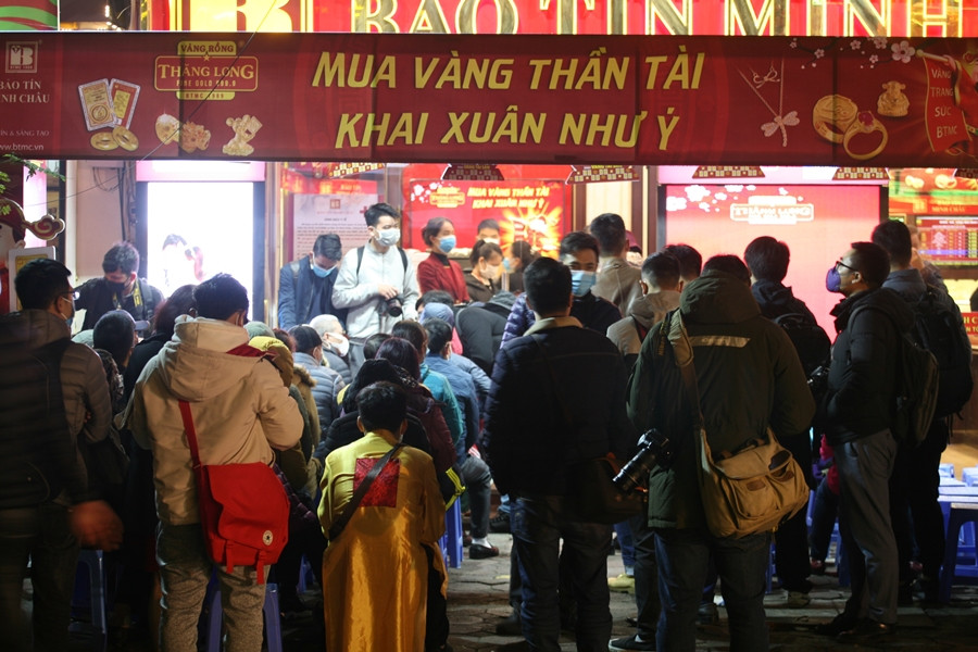 Đến khoảng 5h sáng cùng ngày, lượng khách kéo đến, xếp hàng mua vàng tại một cửa hàng vàng trên phố Trần Nhân Tông (Hà Nội) gần như kín mít.