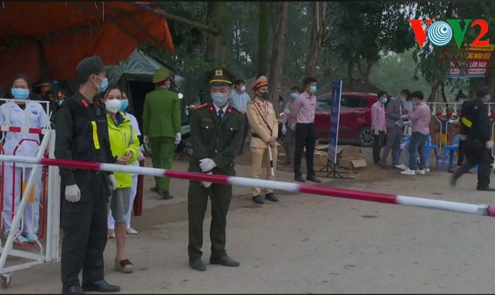 Vĩnh Phúc thành lập 12 chốt liên ngành, trong đó công an là lực lượng chủ chốt, giám sát việc ra vào tại xã Sơn Lôi, huyện Bình Xuyên để ngăn chặn sự lây lan của virus Covid-19.