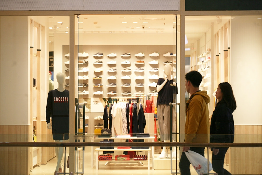 Nhiều người chỉ lướt qua ngắm nhìn phía ngoài các Shop thời trang ở đây, chẳng vào mua.