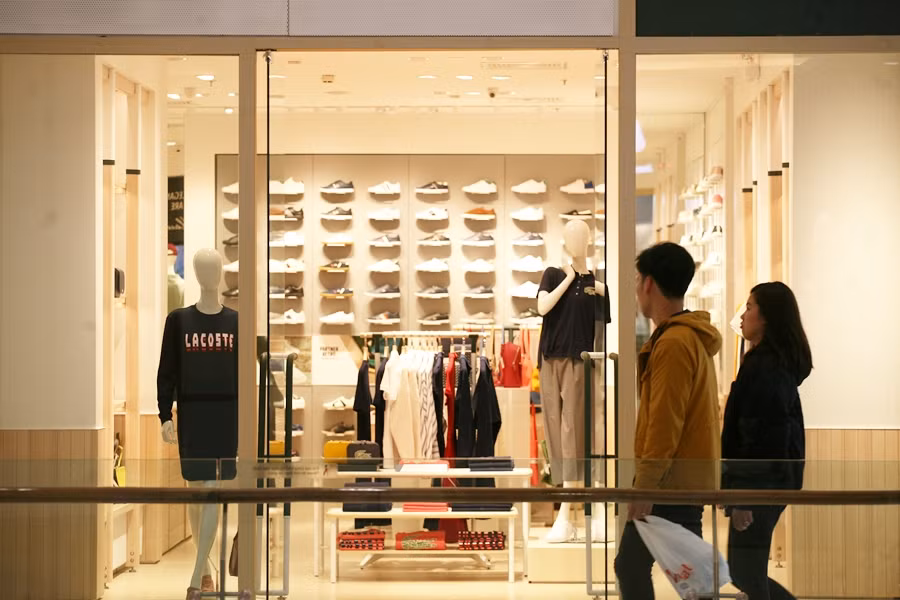 Nhiều người chỉ lướt qua ngắm nhìn phía ngoài các Shop thời trang ở đây, chẳng vào mua.