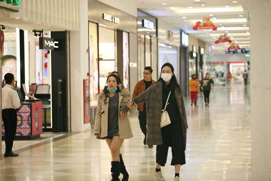 Thỉnh thoảng mới bắt gặp một vài bạn trẻ, nhưng họ cũng chỉ đi lòng vòng một chút rồi rời đi.