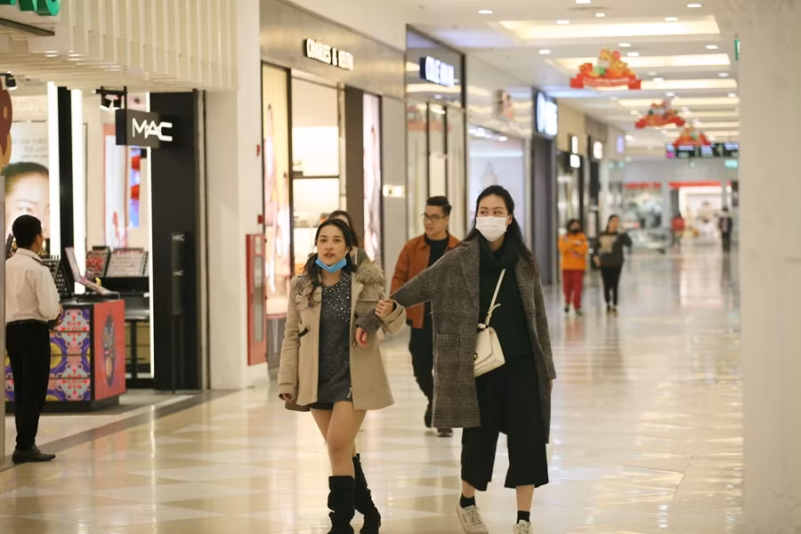 Thỉnh thoảng mới bắt gặp một vài bạn trẻ, nhưng họ cũng chỉ đi lòng vòng một chút rồi rời đi.