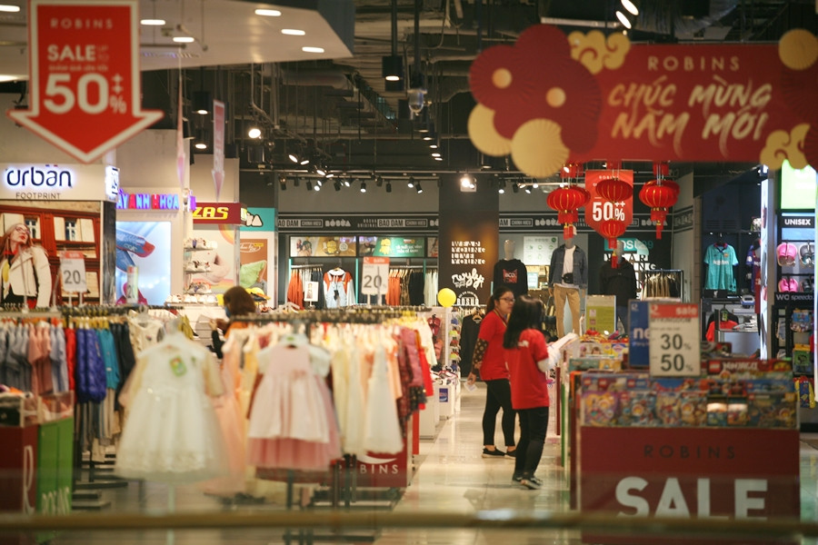 Một gian hàng thời trang dành cho trẻ em treo bảng "sale off" từ 30-50%++/sản phẩm, nhưng cũng chẳng ai để ý. Nhân viên bán hàng thì liên tục đi lại chỉ để sắp xếp quần áo cho gọn gàng hơn.