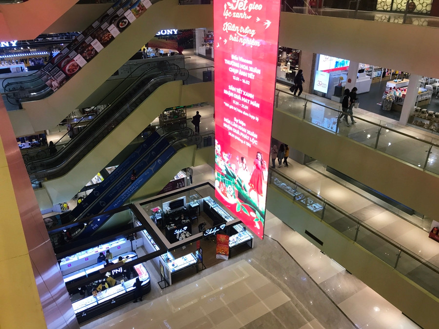 Ghi nhận của PV Kiến Thức vào chiều ngày 3/2, tại một trung tâm thương mại lớn nằm trên đường Trần Duy Hưng (quận Cầu Giấy, TP Hà Nội) lượng khách hàng đến đây vui chơi, mua sắm rất ít.