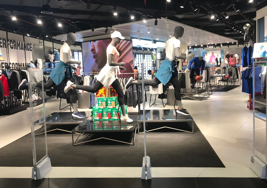 Nếu lượng khách hàng mua sắm liên tục giảm đi và kéo dài như thế này sẽ gây ảnh hưởng không nhỏ đến doanh thu của các cửa hàng.