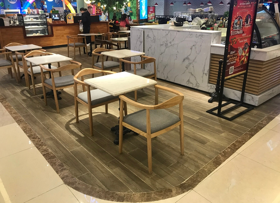 Vì sợ lây nhiễm virus corona chốn đông người nên quán nước khó có khách dừng chân.