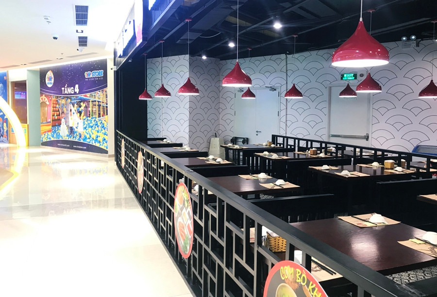 Tại khu hàng ăn uống cũng không có khách, quản lý và nhân viên luôn rỏ ra buồn rầu.