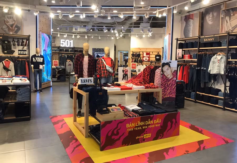 Từ cửa thời trang bình dân đến hàng hiệu đều đìu hiu khách.