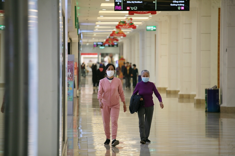 Một số người đến trung tâm thương mại này đều đeo kín khẩu trang và rất vội vã, không muốn nán lại lâu vì virus corona đang diễn biến hết sức phức tạp.