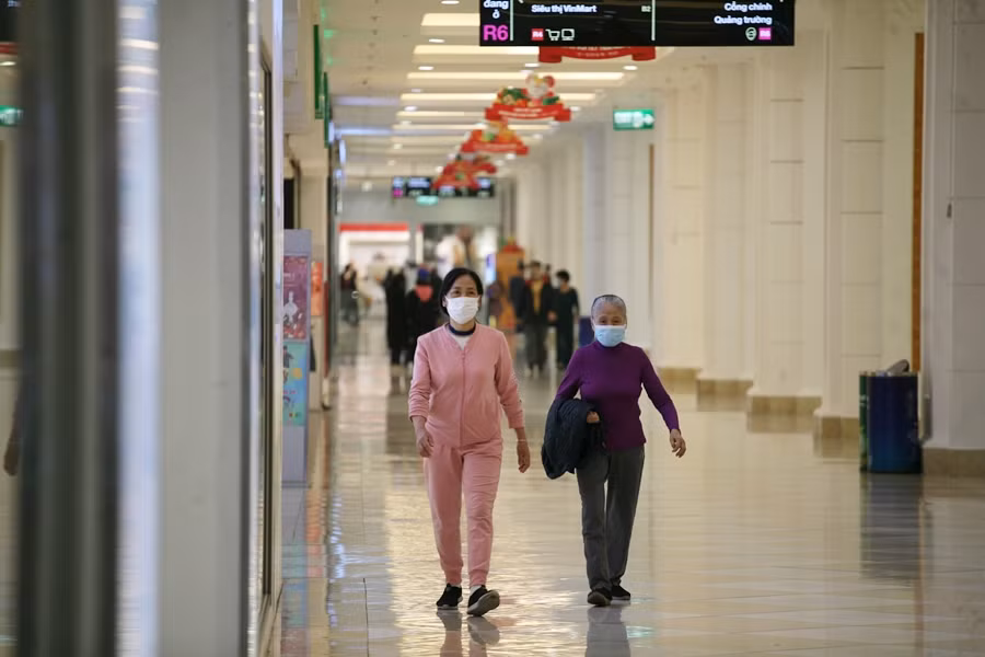 Một số người đến trung tâm thương mại này đều đeo kín khẩu trang và rất vội vã, không muốn nán lại lâu vì virus corona đang diễn biến hết sức phức tạp.