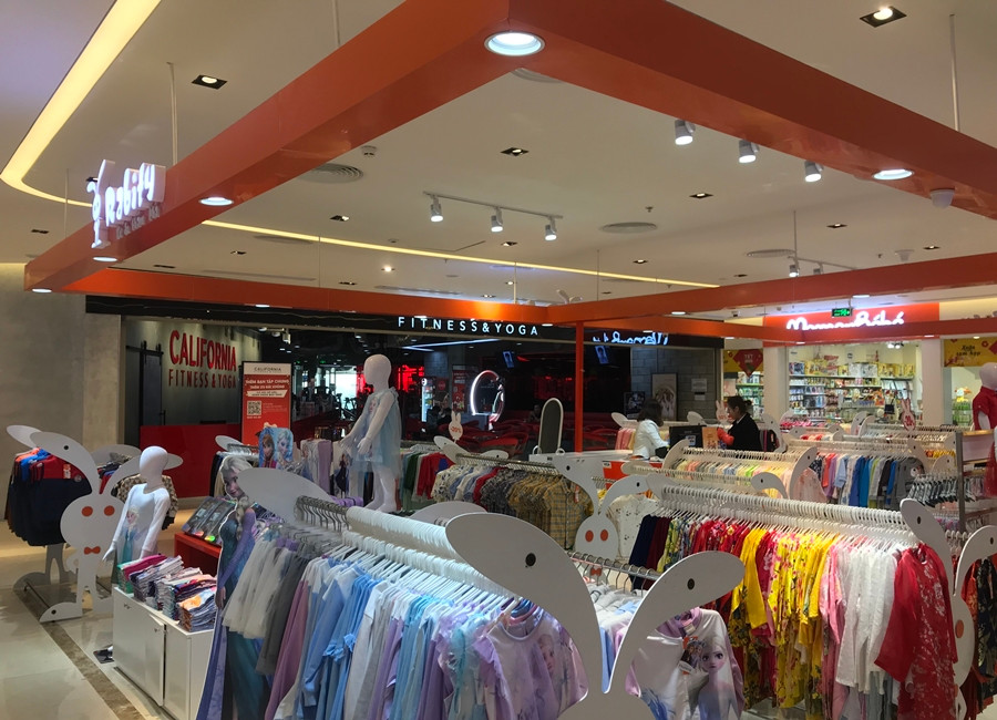 Các cửa hàng thời trang bên trong trung tâm thương mại trên đường Trần Duy Hưng cũng "ế ẩm".