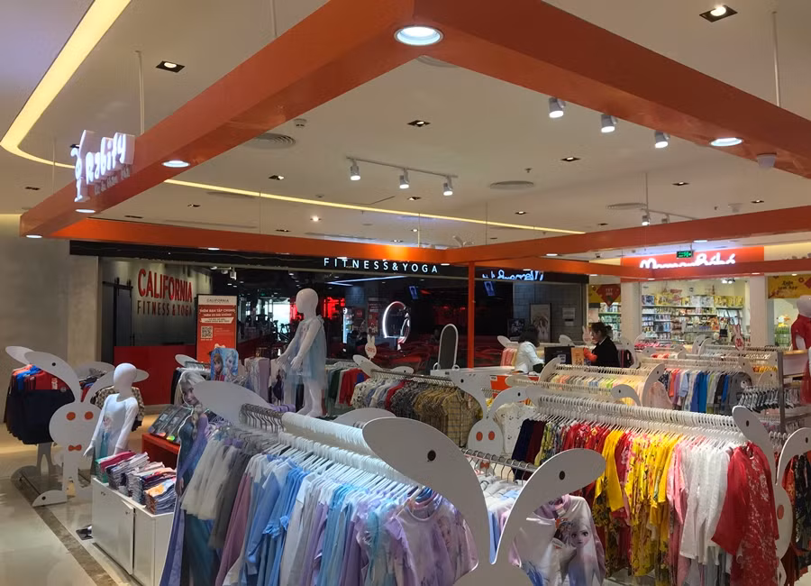 Các cửa hàng thời trang bên trong trung tâm thương mại trên đường Trần Duy Hưng cũng "ế ẩm".