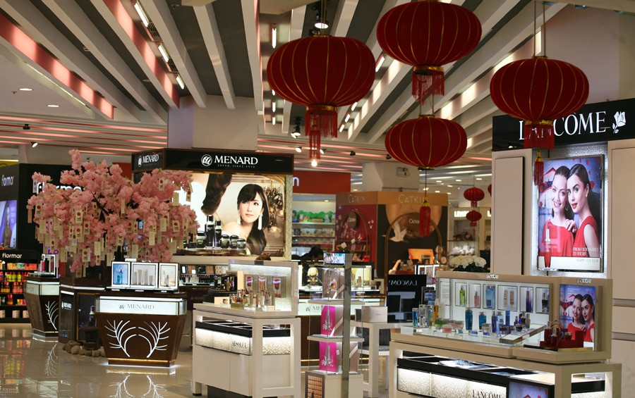 Quầy hàng mỹ phẩm cũng chung tình cảnh đìu hiu khách.