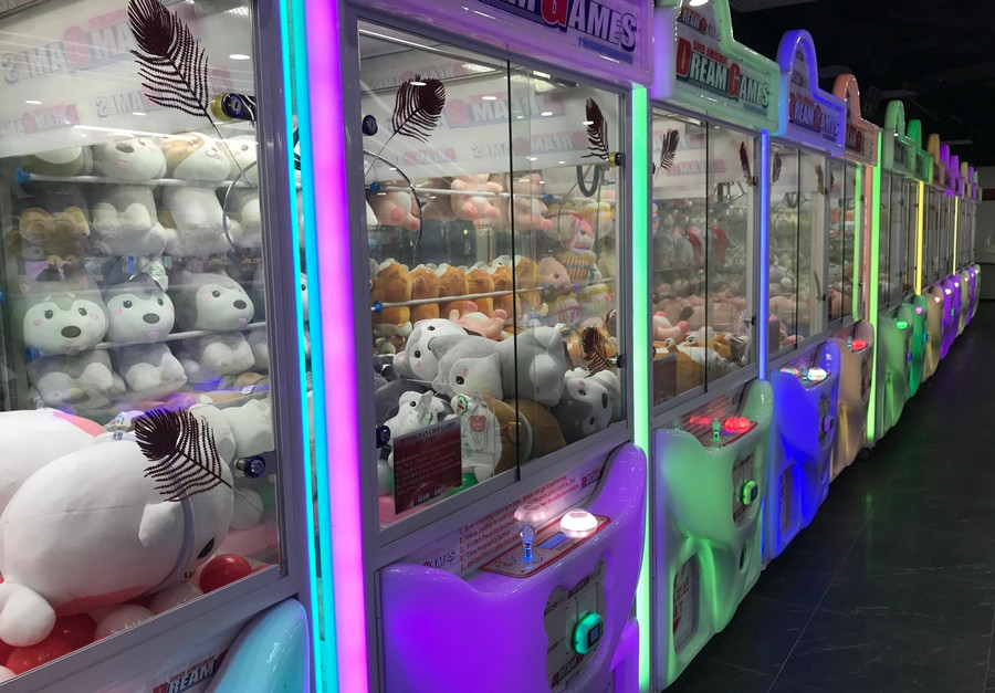 Trò chơi gắp thú nhồi bông mọi ngày thu hút rất nhiều người chơi, nhưng nay "ế ẩm".