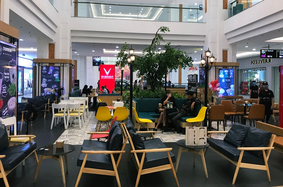 Bình thường quán nước này rất đông khách nhưng hôm nay cũng chỉ có một vài người đến.