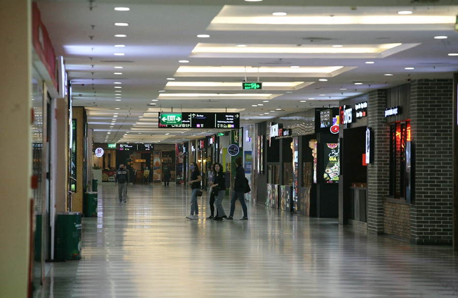 Giống như trung tâm thương mại trên đường Trần Duy Hưng, tại một trung tâm thương mại lớn khác nằm trên đường Nguyễn Trãi (Hà Nội) lượng khách hàng cũng vắng vẻ.