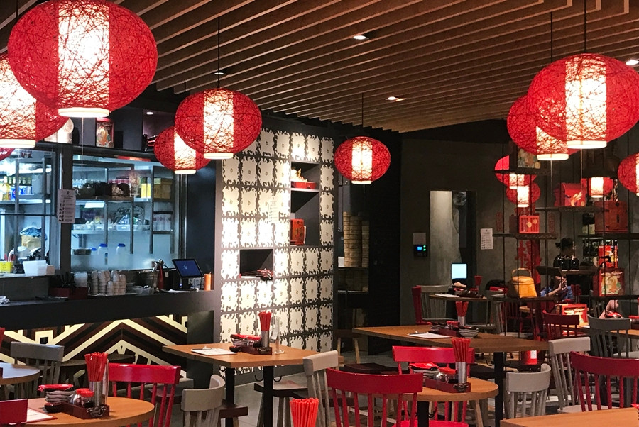 Nhiều quán ăn nằm trong trung tâm thương mại này gần như vắng tanh. Lý do vắng bóng khách hàng đến trung tâm thương mại như vậy là do người dân không muốn đến những nơi đông người phòng tránh lây nhiễm dịch bệnh do virus corona đang diễn biến phức tạp.