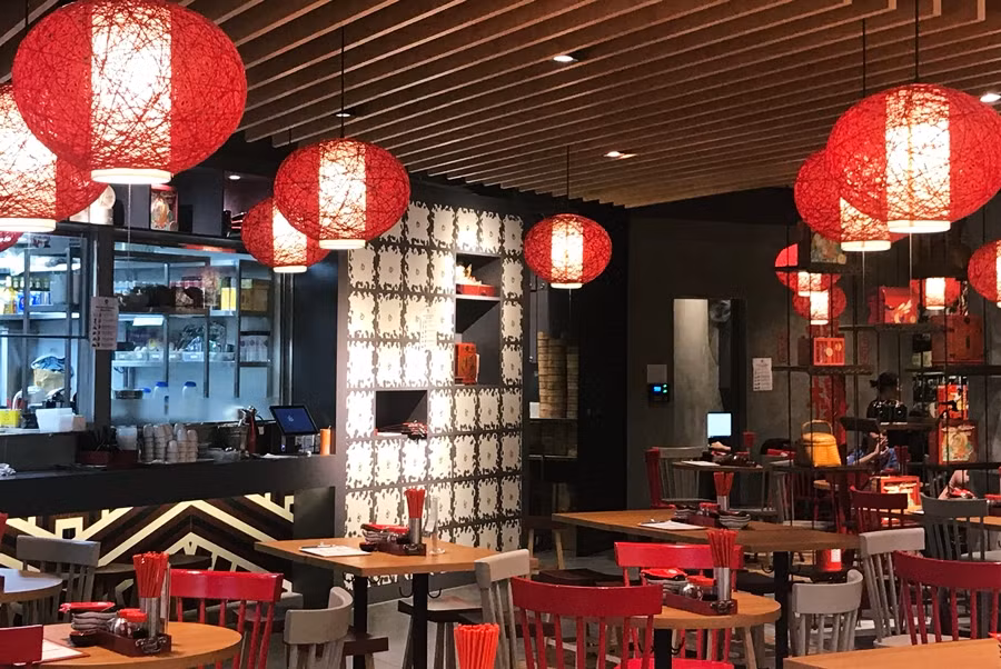 Nhiều quán ăn nằm trong trung tâm thương mại này gần như vắng tanh. Lý do vắng bóng khách hàng đến trung tâm thương mại như vậy là do người dân không muốn đến những nơi đông người phòng tránh lây nhiễm dịch bệnh do virus corona đang diễn biến phức tạp.