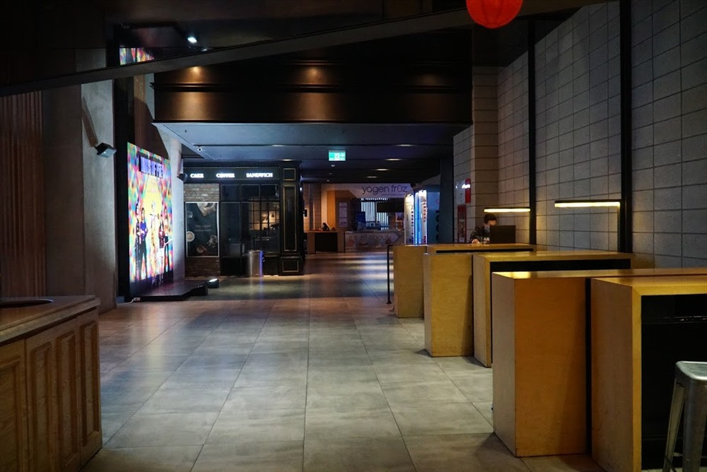 Khu vực một rạp chiếu phim nằm trong một trung tâm thương mại trên đường Nguyễn Trãi cũng gần như vắng bóng những bạn trẻ, hành khách. (Ảnh: Lao Động).