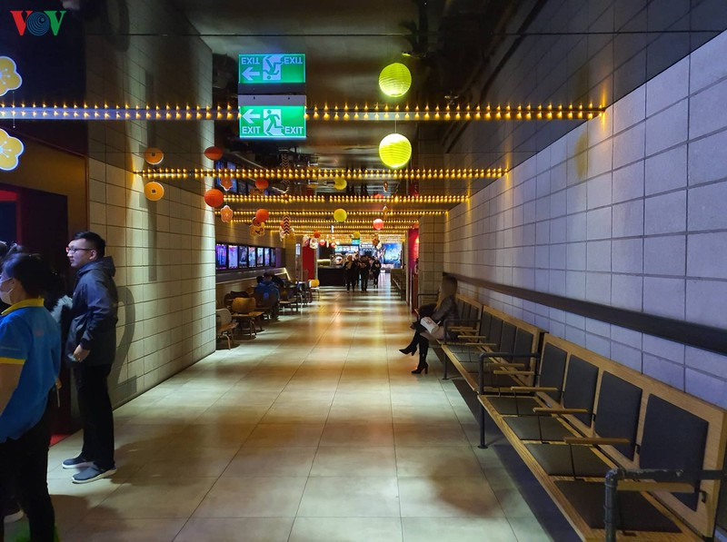 Trong khi đó, ở rạp CGV Bà Triệu (Hà Nội), dù là cuối tuần và ngày thường nhưng lượng khách đến không đông. (Ảnh: VOV).