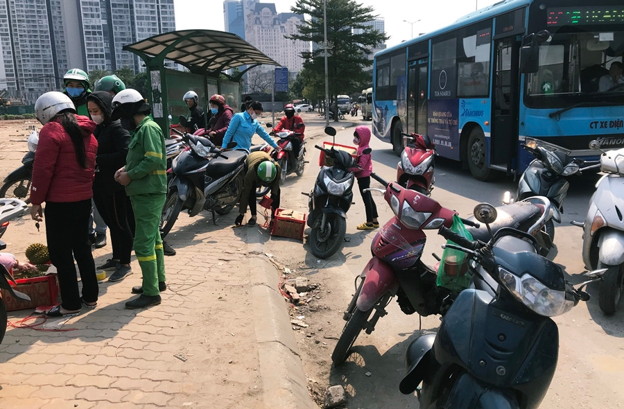 Mặc dù người Hà Nội kéo nhau đi mua ủng hộ sầu riêng Tiền Giang giảm giá vì corona rất đông, nhưng xe cộ lại để tràn lan dưới lòng đường Phạm Hùng, gây cản trở các phương tiện lưu thông.