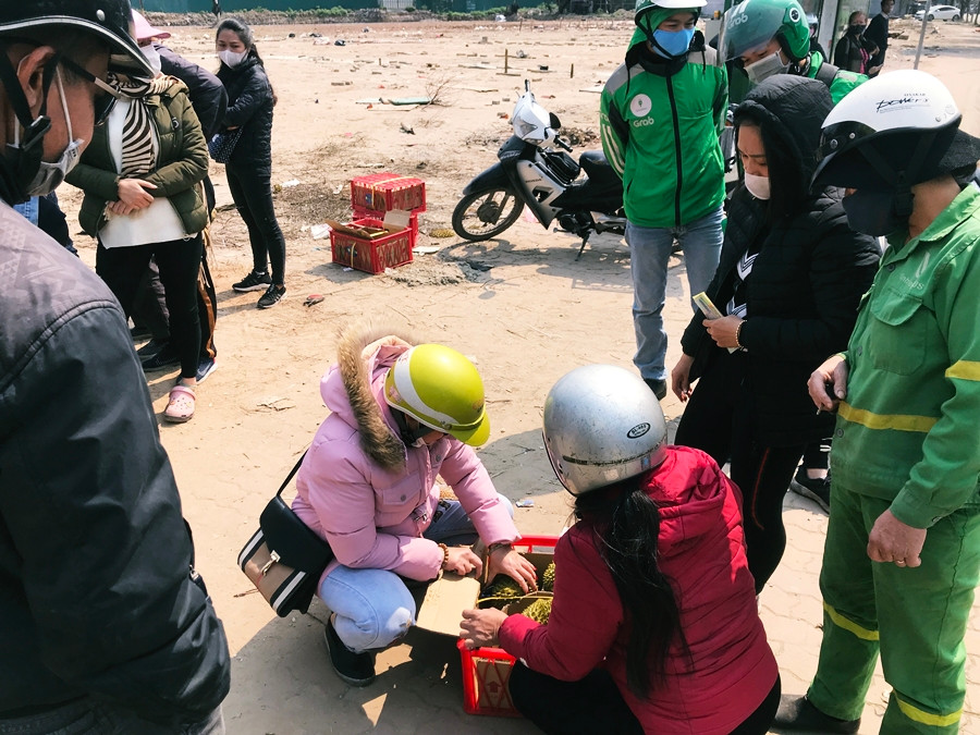 Một số khách hàng sợ không ăn hết, nên mua chung nhau một thùng.