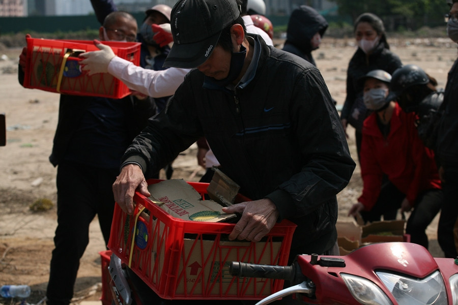 Hầu hết mọi người đều cảm thấy vui vẻ khi mua sầu riêng ủng hộ tiểu thương giữa thời điểm khó khăn này.