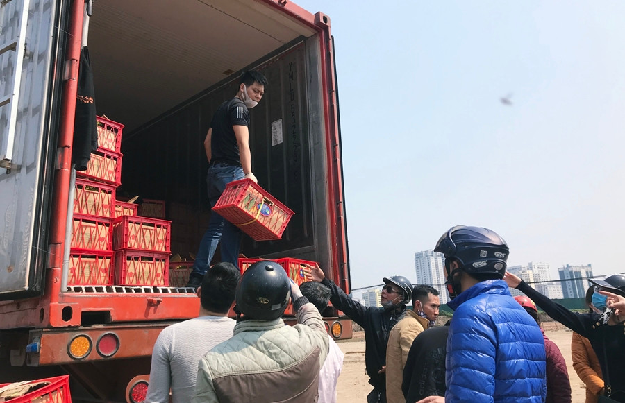 Trong số những khách hàng tới đây, có người còn mua giúp cả cho bạn bè và người thân.