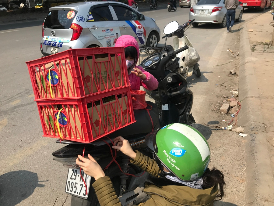 Thậm chí, một số người không ngần ngại bỏ ra số tiền 900 nghìn đồng để mua ủng hộ 2 thùng sầu riêng.