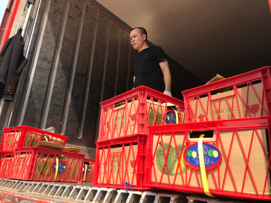 Tiểu thương cho biết, nếu người dân đến đông như sáng và trưa này thì chỉ đến chiều là số lượng mặt hàng được bán hết.