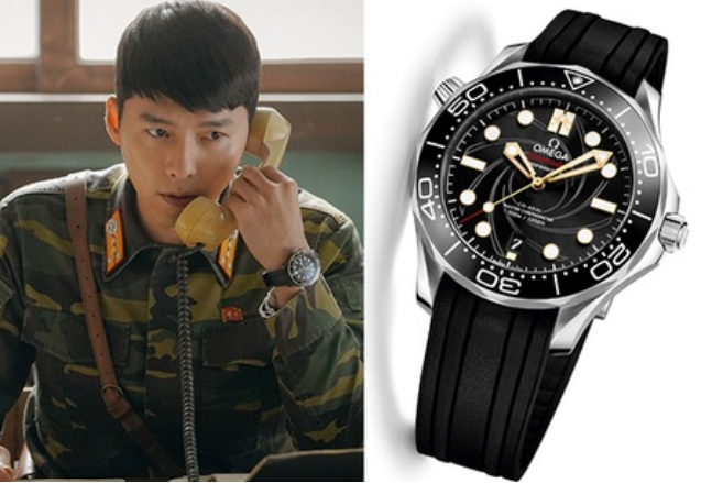 Bên cạnh những chiếc Chopard, khán giả còn được thấy anh chàng quân nhân trong phim diện chiếc OMEGA Seamaster Diver 300 với mức giá cũng lên tới 4.300 USD. Đây là mẫu đồng hồ có thiết kế bản dây to, màu đen, có bề mặt khá hầm hố, làm nổi bật lên vẻ nam tính của chàng diễn viên điển trai này.