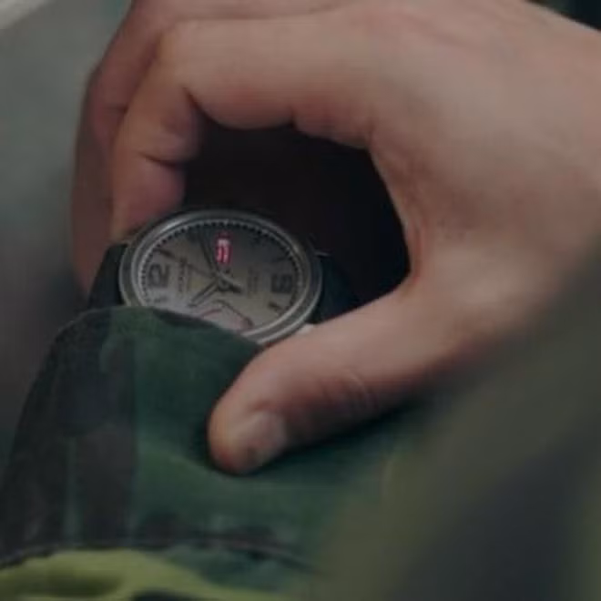 Một trong những chiếc đồng hồ nổi bật nhất của nhân vật đại úy Ri Jung Hyeok được fan tìm ra là mẫu Chopard Mille Miglia GTS Power Control Grigio Speciale, có giá niêm yết khoảng 8.200 USD. Chiếc đồng hồ này sử dụng lớp vỏ bằng vật liệu titanium, máy in-house Chopard 01.08-C và là phiên bản giới hạn chỉ bán 1.000 chiếc.