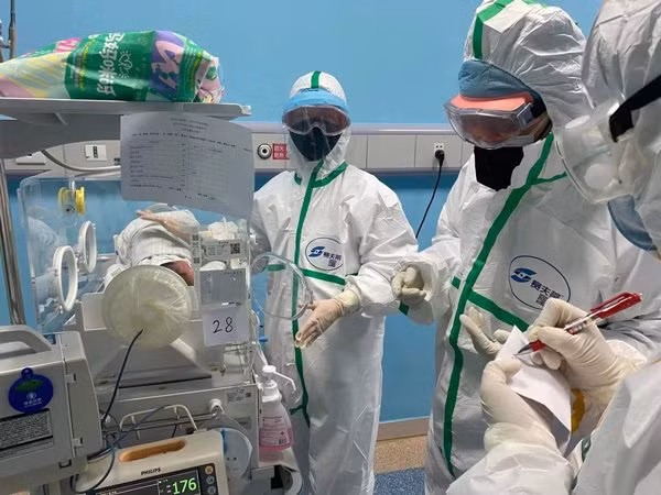 30 giờ sau sinh, em bé dương tính với 2019-nCoV, bác sĩ cảnh báo nguy cơ truyền từ mẹ sang 30 gio sau sinh, em be duong tinh voi 2019-nCoV, bac si canh bao nguy co truyen tu me sang