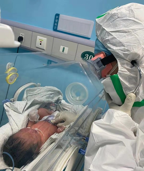 30 gio sau sinh, em be duong tinh voi 2019-nCoV, bac si canh bao nguy co truyen tu me sang-Hinh-2