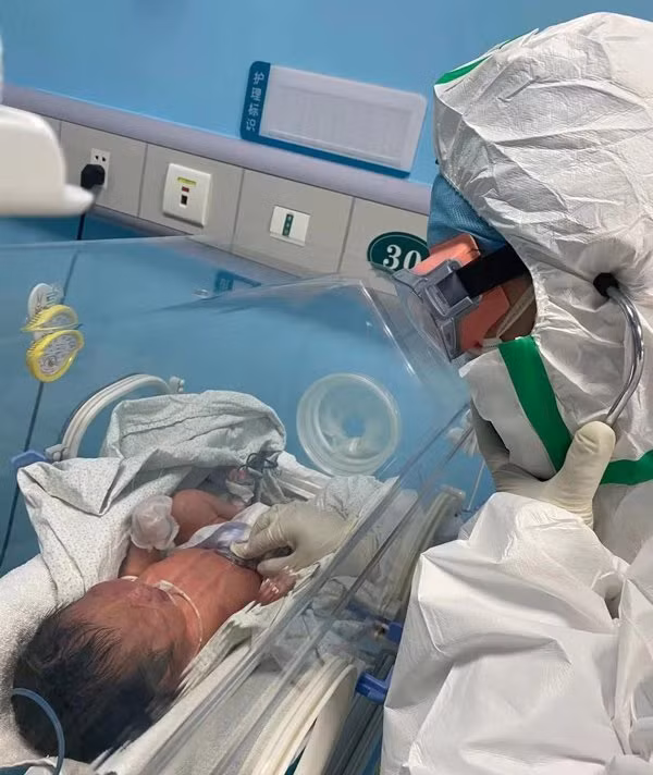 30 giờ sau sinh, em bé dương tính với 2019-nCoV, bác sĩ cảnh báo nguy cơ truyền từ mẹ sang - Hình 2 30 gio sau sinh, em be duong tinh voi 2019-nCoV, bac si canh bao nguy co truyen tu me sang-Hinh-2