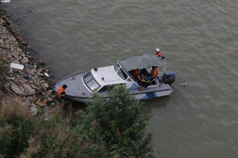 Theo thông tin từ Đội Cảnh sát Phòng cháy chữa cháy và cứu nạn cứu hộ trên sông (Công an thành phố Hà Nội), khoảng 13h40, đơn vị nhận được tin báo của Trung tâm chỉ huy 114 về việc có một nam giới nhảy cầu Vĩnh Tuy tự tử. Đội đã xuất 1 xuồng máy cùng 10 cán bộ chiến sĩ đến hiện trường.