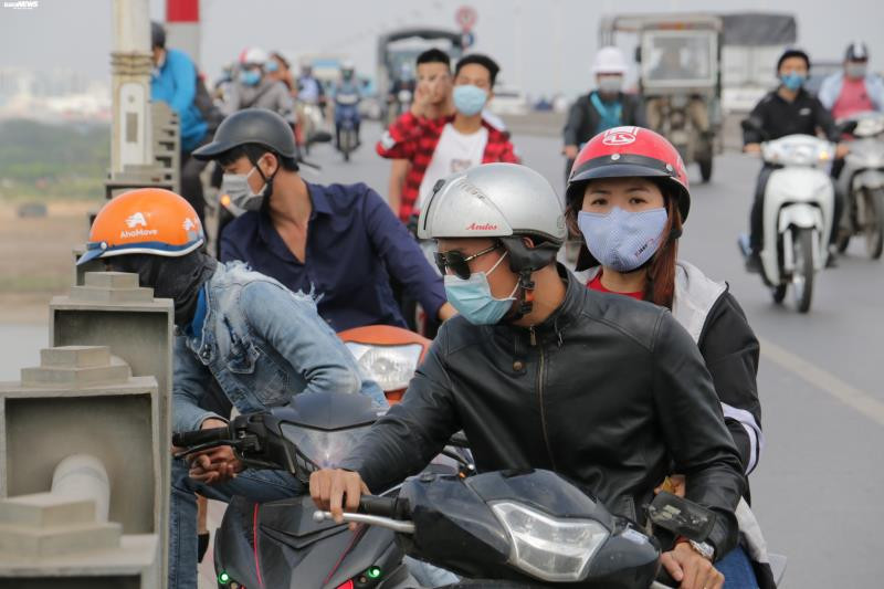 Dòng người dừng lại ngày càng đông khiến cầu Vĩnh Tuy hướng từ Long Biên vào nội thành ùn tắc dài, các phương tiện, đặc biệt là ô tô di chuyển khó khăn.