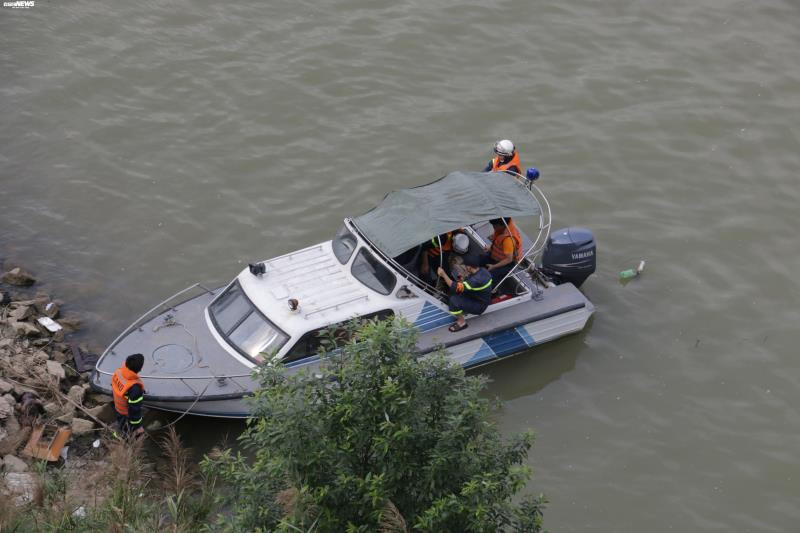 Phát hiện nạn nhân đang chìm dần theo dòng nước, tổ công tác nhanh chóng tiếp cận vớt nạn nhân lên xuồng. Sau khi tổ chức sơ cấp cứu, tổ công tác đưa nạn nhân đến viện 108 cấp cứu. Thông tin ban đầu, nạn nhân tên là Hoàng Văn Tùng (SN 1996, ở Trâu Quỳ, Gia Lâm, Hà Nội).