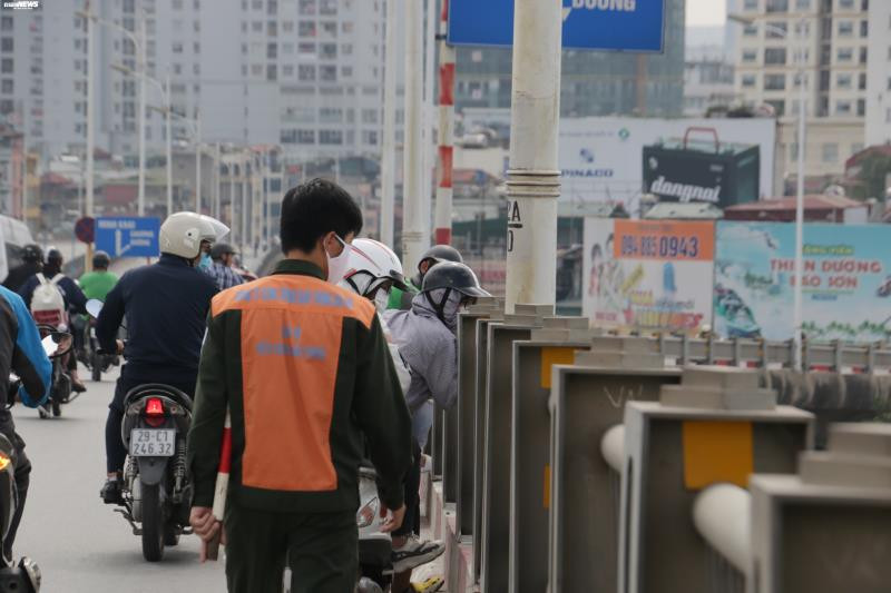 Nhưng nhiều người vẫn cố ở lại theo dõi dù lực lượng chức năng liên tục nhắc nhở. Video: Dân xúm lại xem người nhảy cầu tự tử, khiến cầu Vĩnh Tuy ùn tắc kéo dài